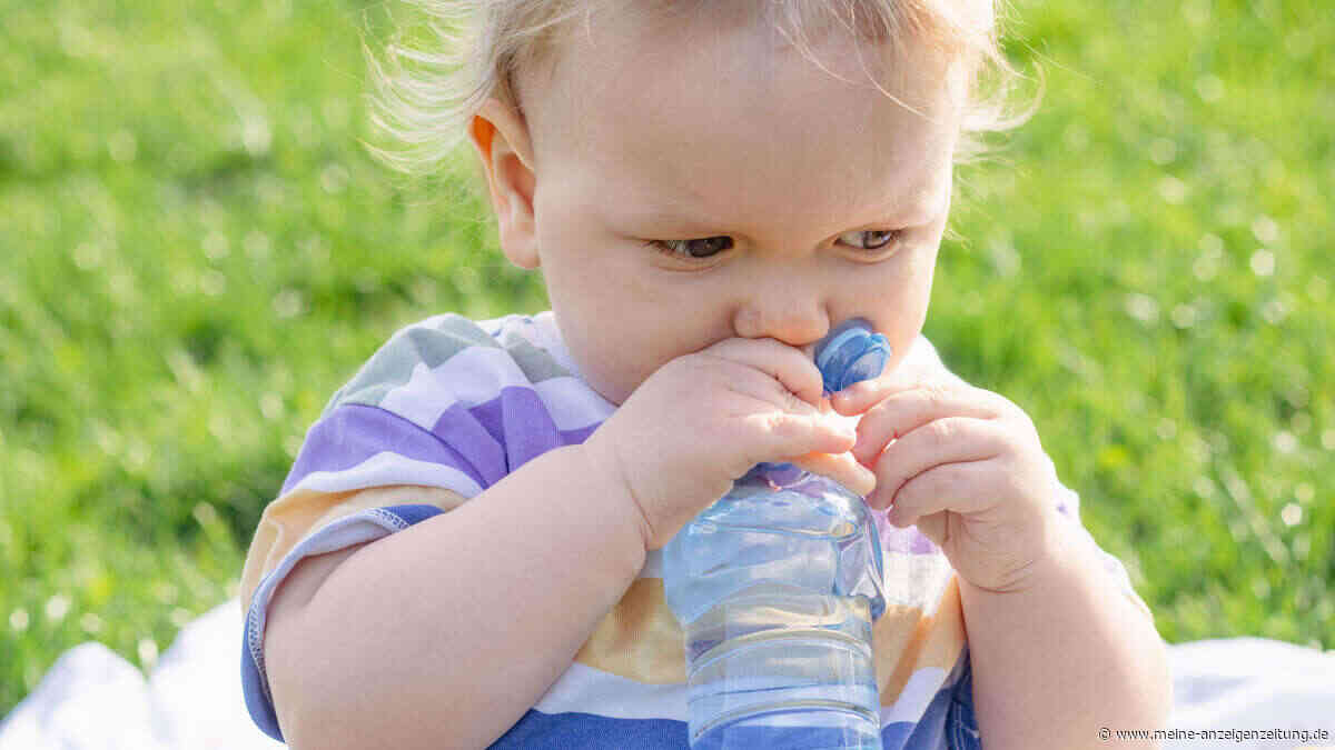 Sommerhitze: Brauchen Babys zusätzlich Wasser?
