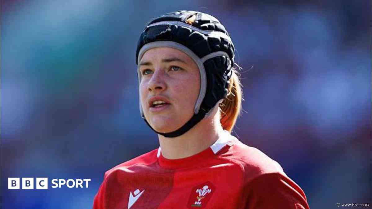 Bristol sign Wales back row Lewis