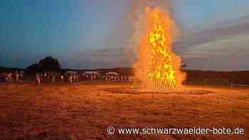 Sonnwendfeier Haiterbach: Funken tanzen beim Sonnwendfeuer durch die mystische Nacht