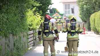 Bagger beschädigt Gasleitung in Mößling – Großeinsatz für Feuerwehr und BRK