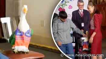 Hilarisch moment: Mexicaanse president schrikt van WK-mascotte