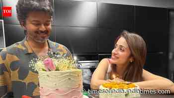 Trisha lovingly looks at Vijay as he cuts his b'day cake: SEE post inside