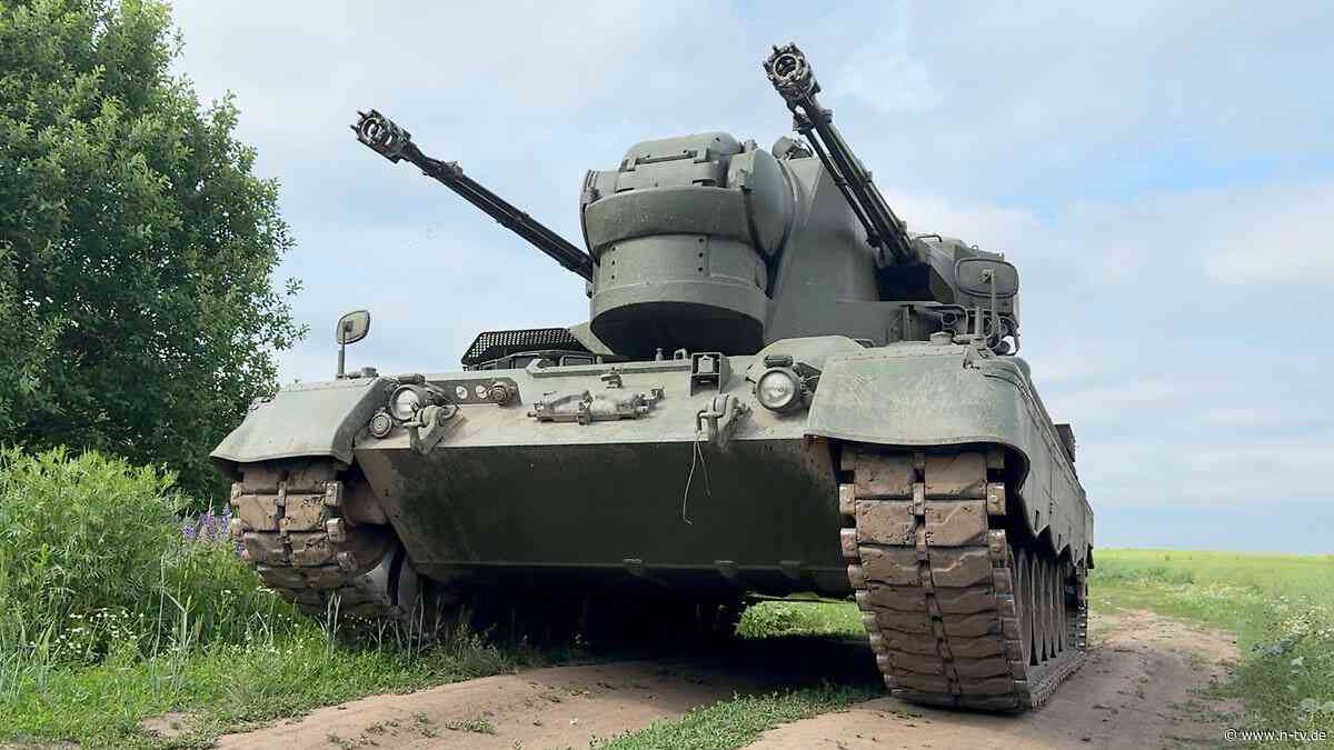 Soldaten zeigen PRTL-Gepard: In Deutschland einst ausgemusterter Panzertyp ist in der Ukraine unverzichtbar