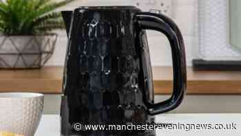 'Anti-limescale' kettle that boils in 43 seconds reduced to £23 looks 'stylish'