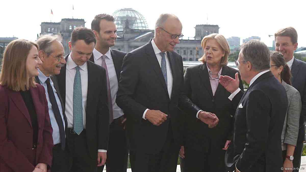 Rentenreform soll kommen - echt!: Junge legen den Alten den Ball auf den Elfmeterpunkt