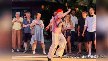 Karaoke-Künstler sorgt in Eimsbüttel für Spontan-Party – und alle feiern mit