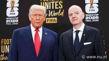 Trump en FIFA-voorzitter Infantino reiken samen beker uit bij WK-finale