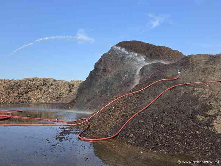 Brand in berg houtsnippers bij bedrijf