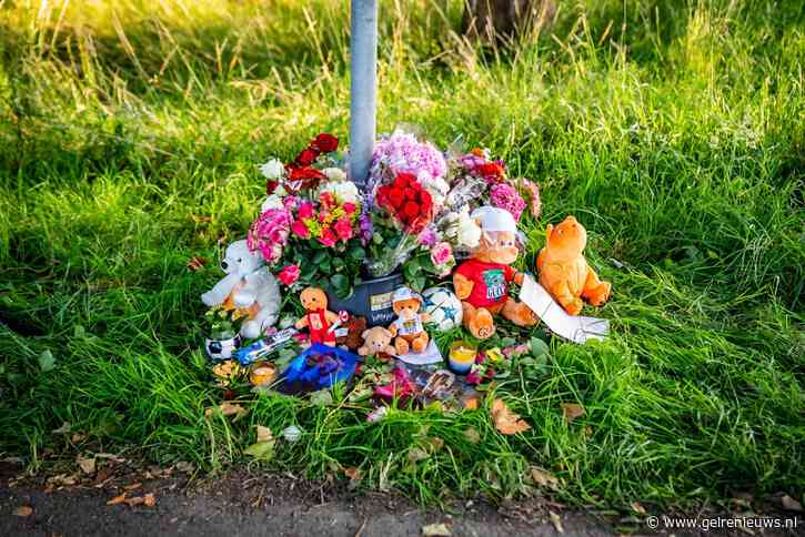 Tientallen bloemen neergelegd voor overleden Sam (13)