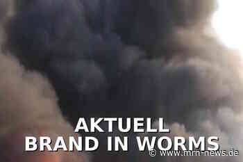 Brand in Worms – Feuerwehr im Einsatz – Anwohner sollen Fenster und Türen geschlossen halten