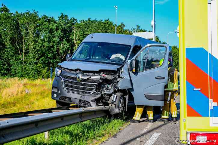 Bestelbus belandt op vangrail na botsing met personenauto