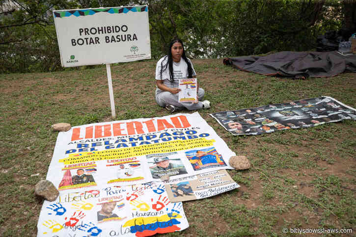 Familiares de presos políticos frente a Embajada de EE UU en Caracas denuncian que les impidieron entregar carta a John Barrett