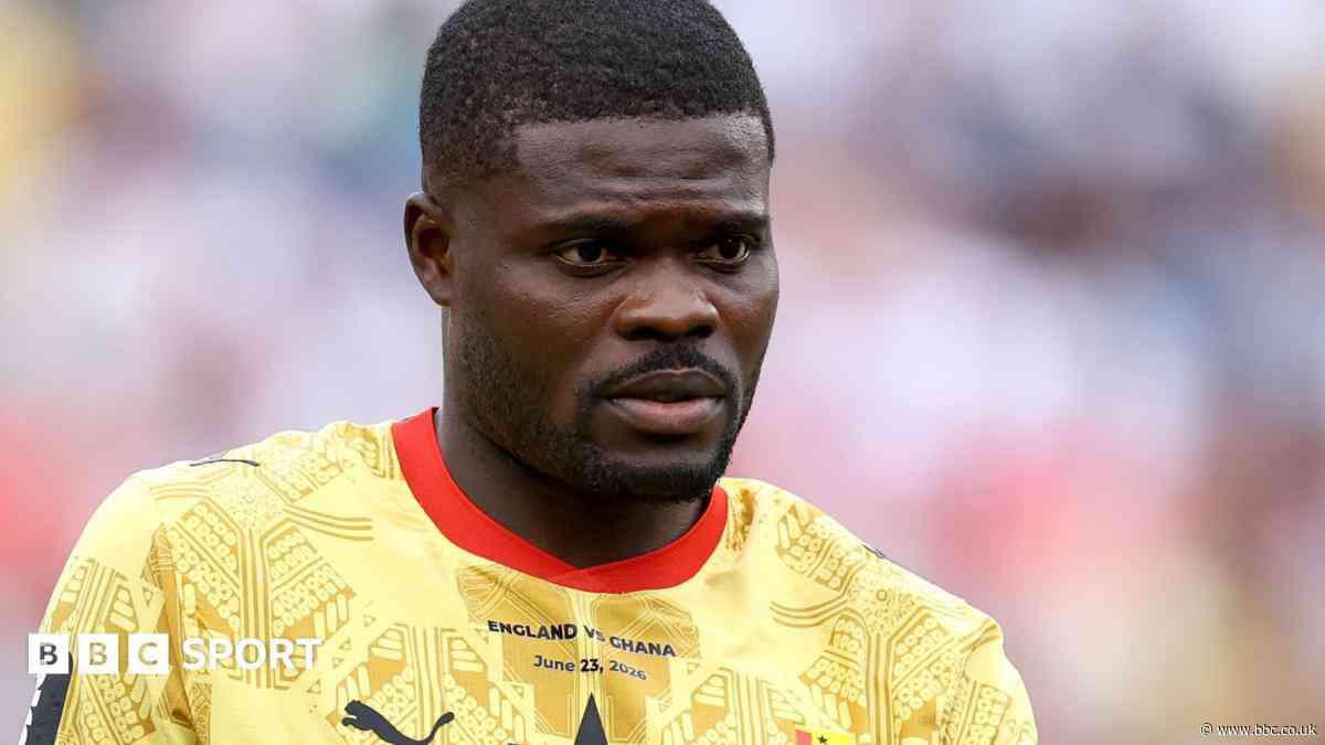 Spence appears not to shake hands with Partey