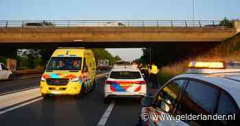 Zwaargewonde na val van viaduct boven snelweg, traumahelikopter en meerdere ambulances rukken uit