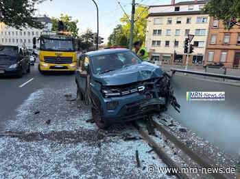 Ludwigshafen – Kleinwagen kracht an BASF in Straßenbahnhaltestelle – Eine Person verletzt