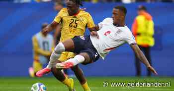 Vliegende tackle levert geen penalty op, irritatie bij Ghana: ‘Engeland had geluk dat de VAR net koffie ging halen’