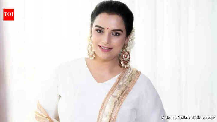 Shwetha Menon breaks silence on resigning from AMMA