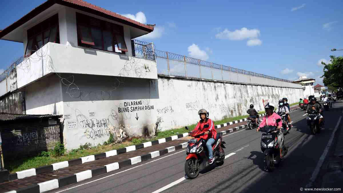 Nederlandse muziekproducent ’slechts’ drie jaar achter Indonesische tralies om wietplantage: strafvermindering na aambeienoperatie