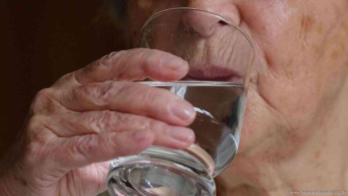 Hitze setzt Pflegebedürftigen zu: 6 Tipps für Angehörige