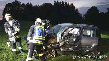 Frontal gegen Baumgruppe geprallt: 28-Jährige bei Unfall auf B23 schwer verletzt – Ersthelfer reagieren schnell
