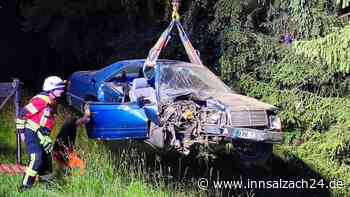 Oldtimer hebt von Bundesstraße in Bayern ab und fliegt 38 Meter weit gegen Baum