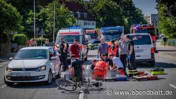 Fahrradfahrer kollidiert mit Auto: Reanimation vor Ort eingeleitet