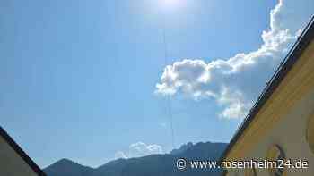 Ein Baum fliegt ein: Hubschrauber bringt neuen Ahorn zu Schloss Hohenaschau