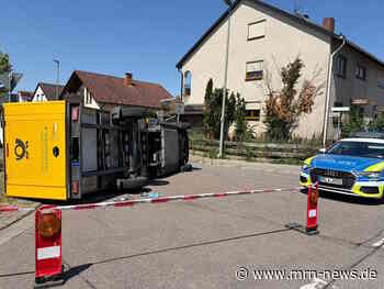 Mutterstadt – Postauto kippt im Kreisverkehr um