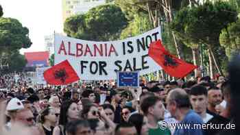 Tausende protestieren: Albanien lehnt sich gegen Kushners Luxusprojekt auf