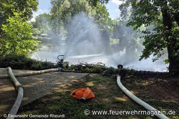 Feuerwehr hält Pumpen gegen drohendes Fischsterben in Betrieb