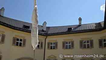 Ein Baum fliegt ein: Hubschrauber bringt neuen Ahorn zu Schloss Hohenaschau