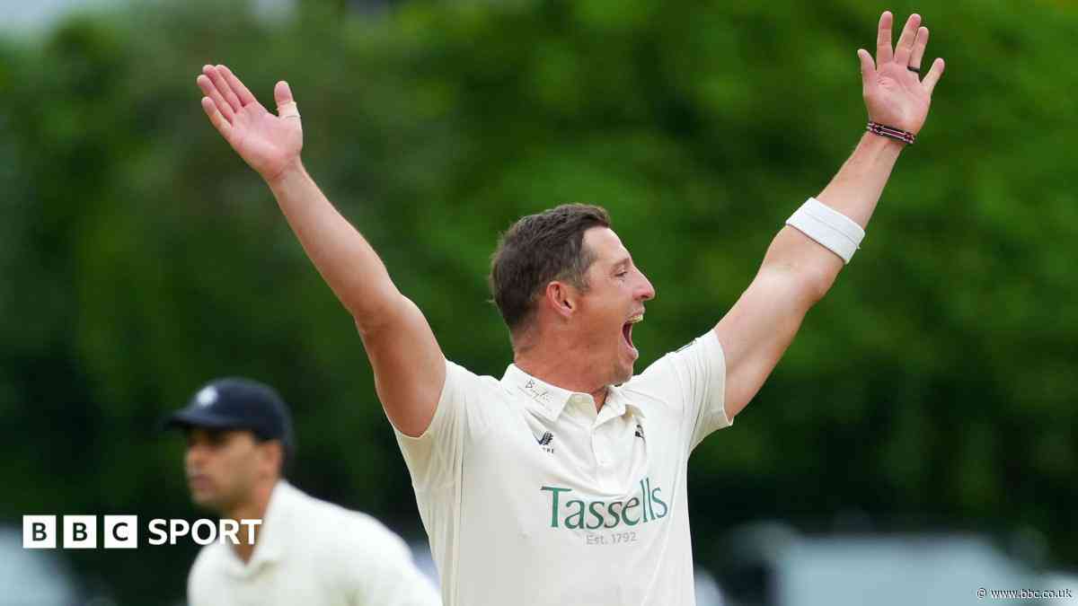 Hollioake hails Kent's in-form bowling attack