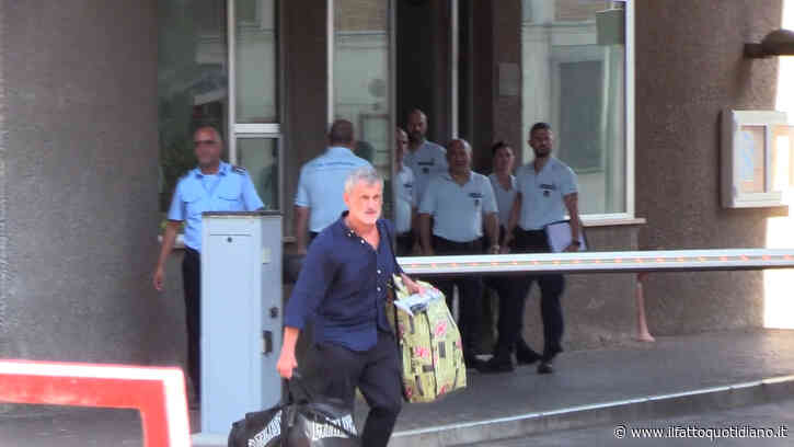 “Gianni, Gianni”: cori e striscioni per Alemanno fuori da Rebibbia. L’ex sindaco di Roma: “Realtà terribile, in carcere la Repubblica perde la faccia”