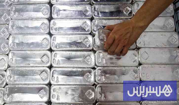 الفضة تهبط دون 60 دولارا للأونصة