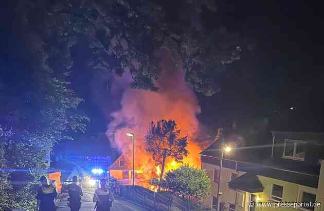 FW-EN: Zwei Pkw und Carport mit Gartenhütte durch Brand zerstört - Feuerwehr Wetter (Ruhr) verhindert Ausbreitung auf Wohngebäude