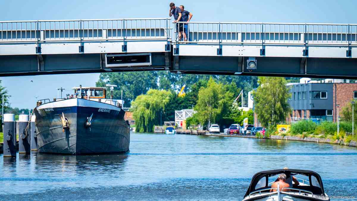 Scheepvaart bij ’s Molenaarsbrug gestremd