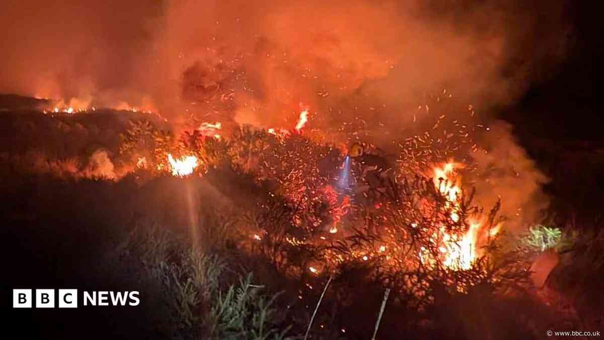 Wildfire risk 'very high' as hot weather continues