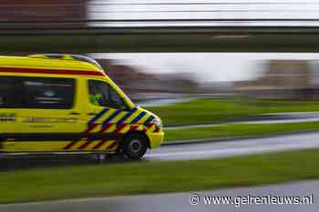 Wielrenner (23) botst hard tegen auto en raakt zwaargewond