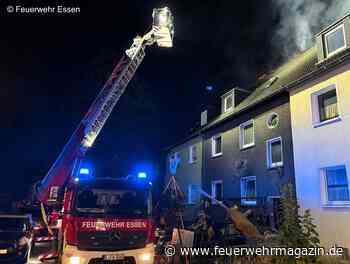 Explosion bei Dachstuhlbrand: Drei Feuerwehrleute verletzt