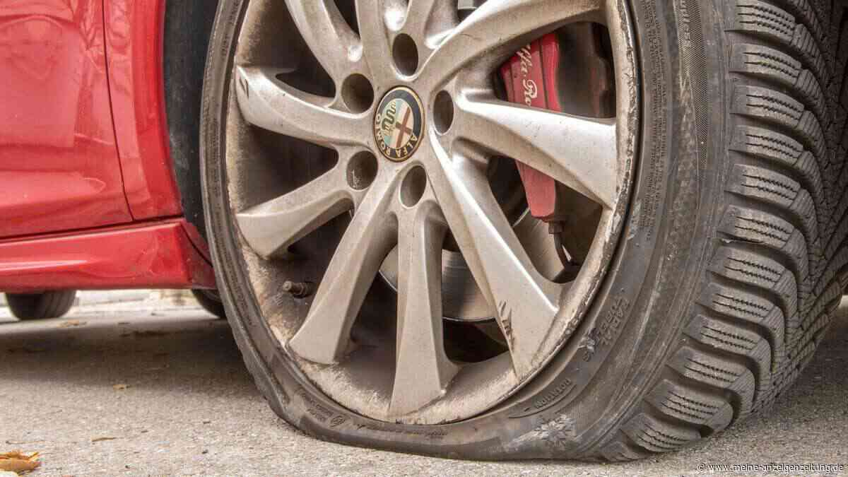 Fahrerflucht endet nach 500 Metern: VW-Bus verliert Vorderreifen