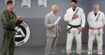 Koning Charles krijgt witte band in jiujitsu