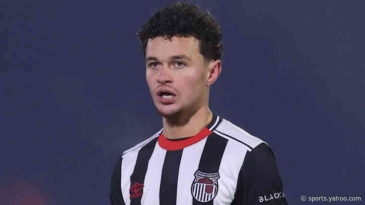 Chesterfield sign ex-Grimsby midfielder McEachran