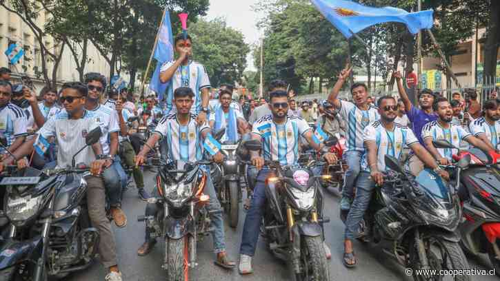 [VIDEO] Hinchas de Bangladesh tradujeron el hit "Muchachos" para celebrar el cumpleaños de Messi