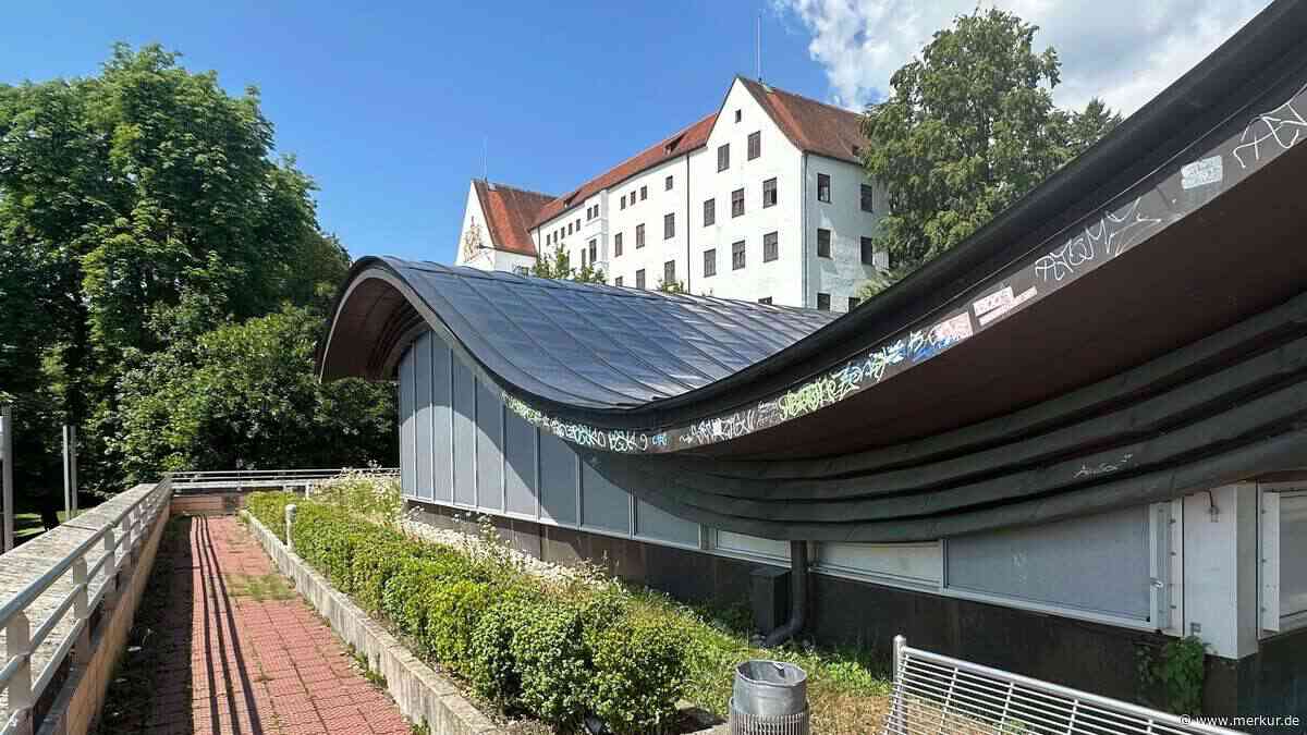Schlossberghalle: Stadt sperrt Flachdach