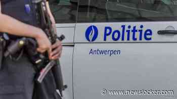 Antwerpse automobilist gooit zakken met ruim 70.000 euro weg bij politiecontrole