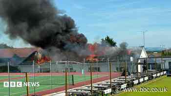 Club on fire as residents warned to shut windows