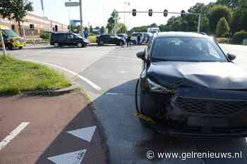 Twee auto’s botsen op kruispunt