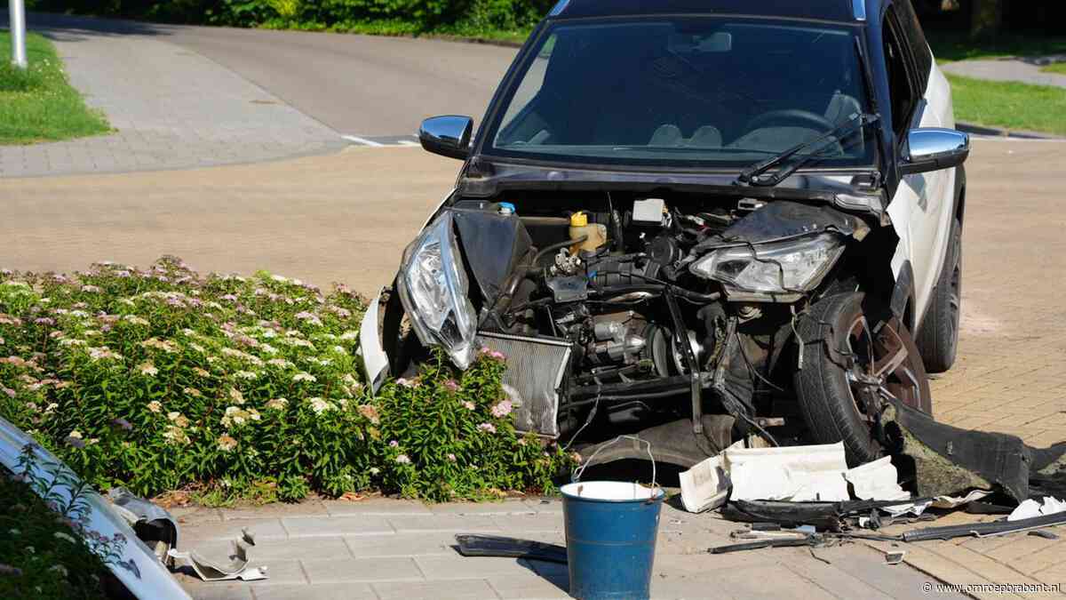 Brommobiel total loss na aanrijding met koeriersbusje in Drunen