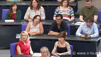 Faschismus-Zoff im Bundestag: Die Linke verbarrikadiert sich in der Wagenburg