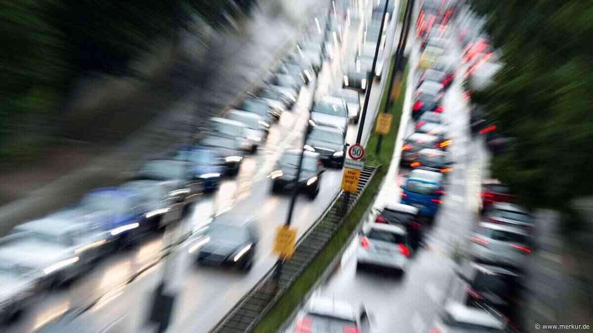 Enorme Verkehrseinschränkungen: Lkw verliert Ladung auf Mittlerem Ring in München – kilometerlanger Stau